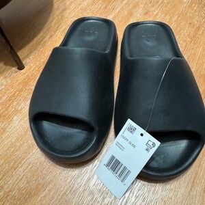 Authentic Black Yeezy slides size 4.5 youth